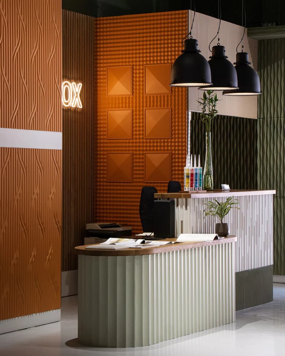 Le comptoir d’accueil d’un showroom du groupe Worqbox.