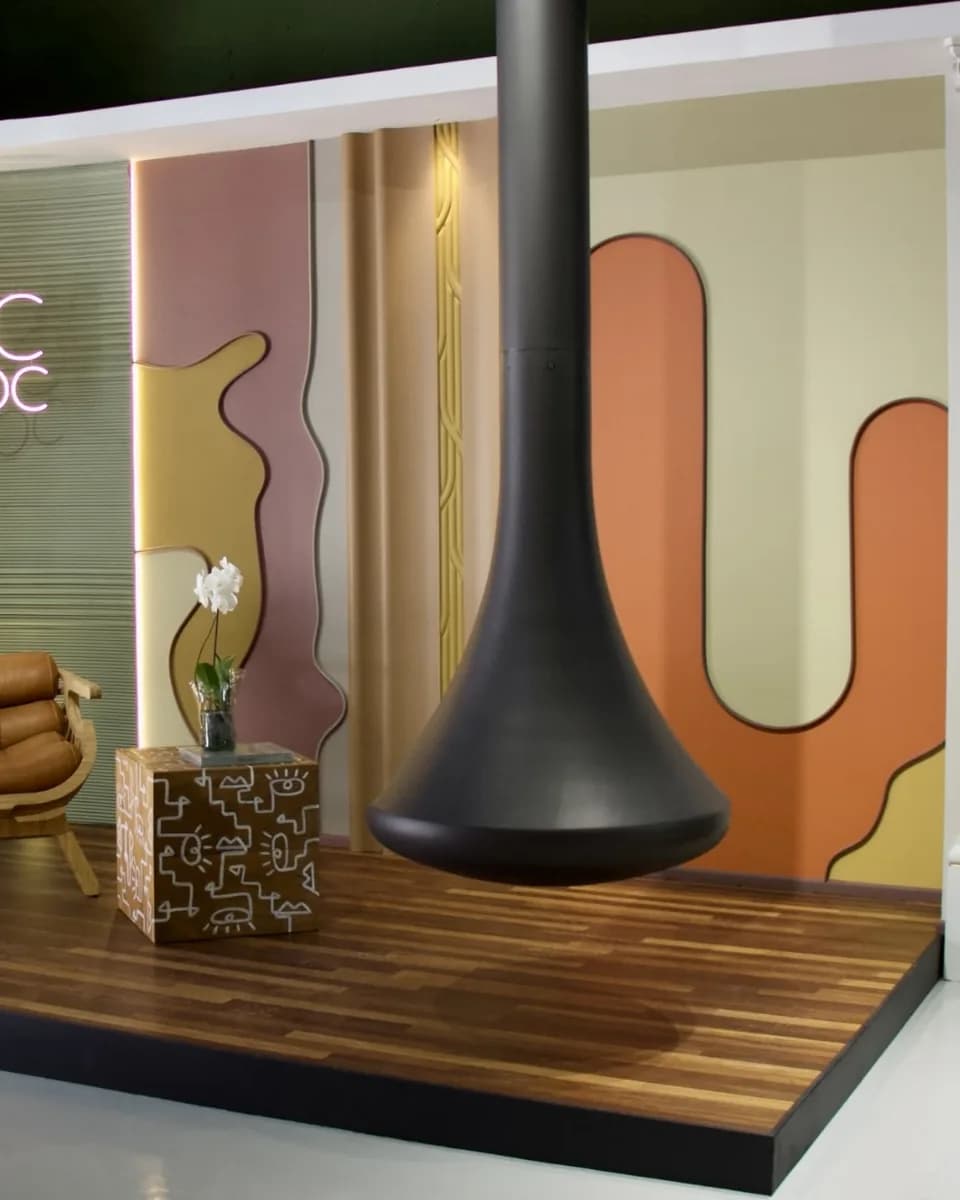 Un décor du stand Orac Maroc, avec une cheminée suspendue.