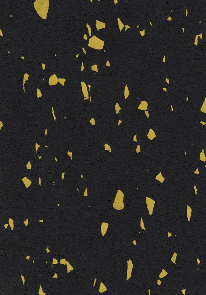 Gros plan de la finition Giga Bright yellow : de grands granulés de couleur sur caoutchouc noir